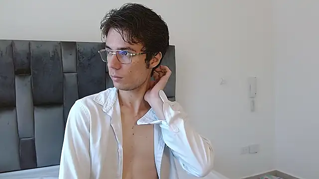 VIKTORNOIR online show from October 2025 01:44:01 PM