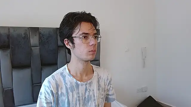 VIKTORNOIR online show from October 2025 01:45:01 PM