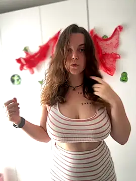 TenderLaGlamor online show from October 2025 10:58:02 AM