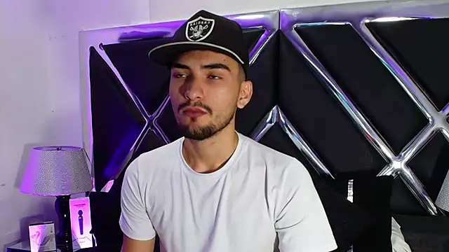 AlekRuizx online show from October 2025 12:31:01 AM