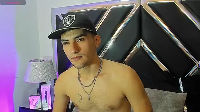 AlekRuizx online show from October 2025 01:39:01 AM