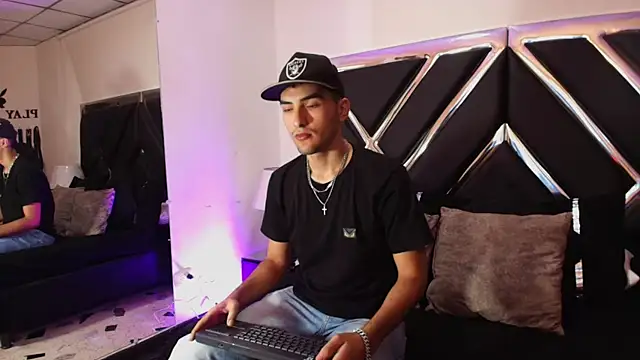 AlekRuizx online show from October 2025 03:31:02 AM