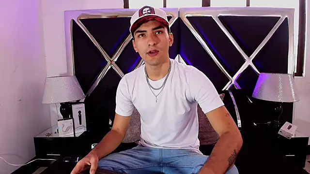 AlekRuizx online show from October 2025 04:22:01 PM