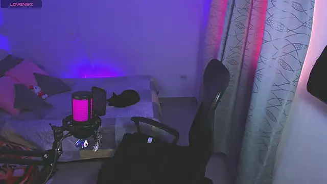 starrraura online show from April 2026 10:03:02 PM