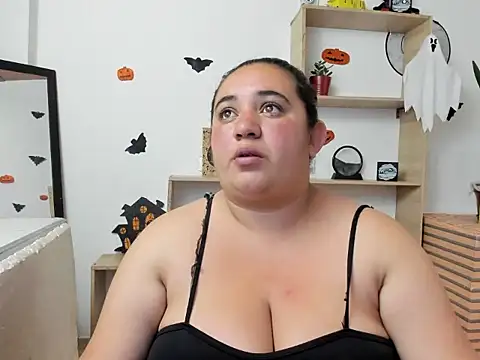 Snapshot of Khloe_Tommson_ chatting on October 2025 01:02:02 PM Khloe Tommson  online show from October 2025 01:02:02 PM