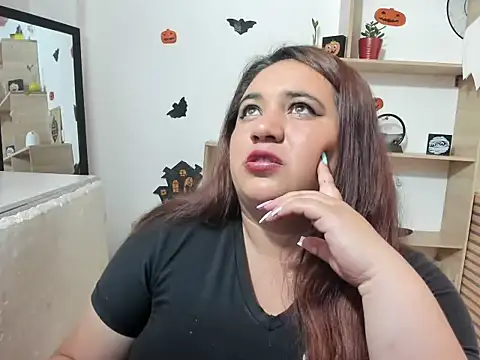 Snapshot of Khloe_Tommson_ chatting on November 2025 01:35:02 PM Khloe Tommson  online show from November 2025 01:35:02 PM