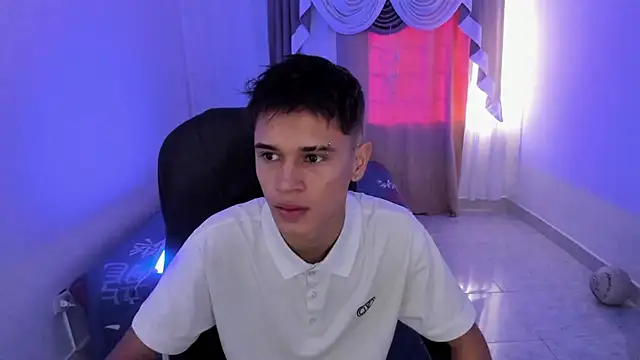 Aron Boyy online show from November 2025 07:43:01 PM