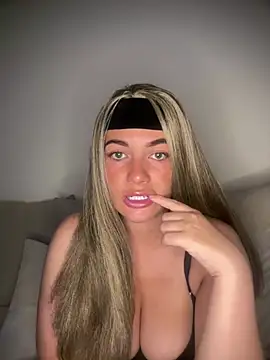 Snapshot of little_lola_x chatting on May 2026 08:04:02 PM little lola x online show from May 2026 08:04:02 PM