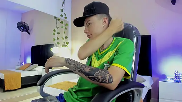 Nascary Fox online show from November 2025 07:57:01 PM