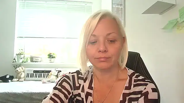 Linsy Kim online show from October 2025 08:45:02 AM