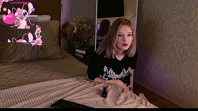 Snapshot of EsmeMayhem chatting on September 2025 05:09:01 AM EsmeMayhem online show from September 2025 05:09:01 AM