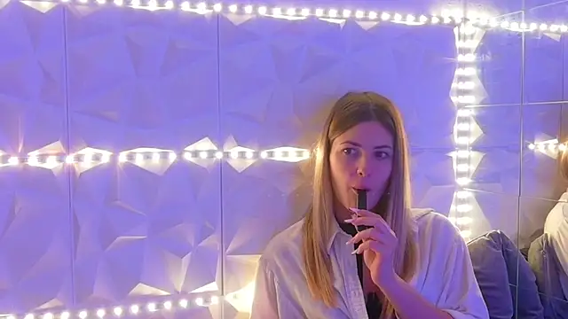 Aishha  online show from December 2025 05:35:01 AM