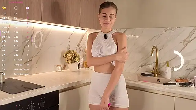 Snapshot of MorteBelle chatting on October 2025 06:06:02 AM MorteBelle online show from October 2025 06:06:02 AM