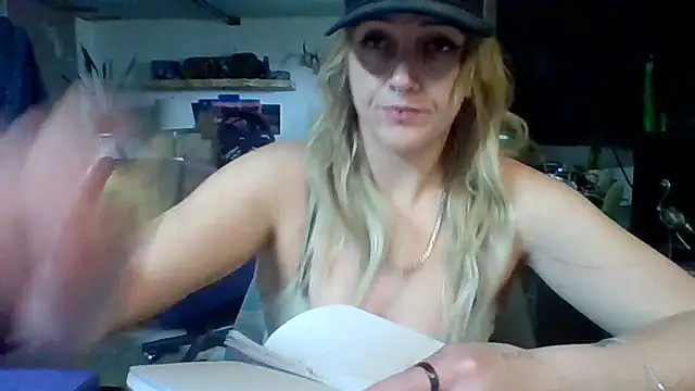 Snapshot of cutiekayls chatting on June 2026 10:33:01 PM cutiekayls online show from June 2026 10:33:01 PM
