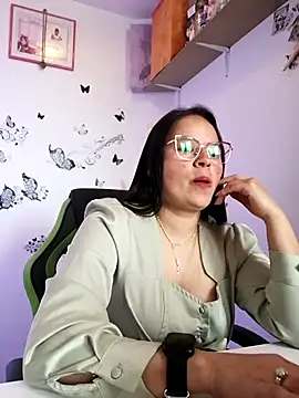 Daliz Leon online show from September 2025 03:48:02 PM