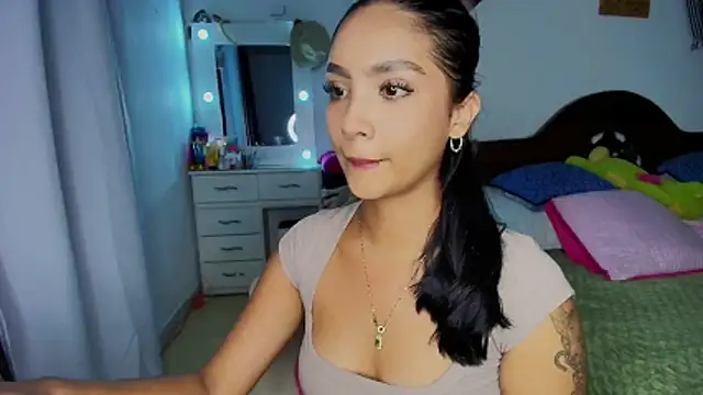 Snapshot of mia_yireth chatting on October 2025 12:33:01 AM mia yireth online show from October 2025 12:33:01 AM