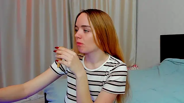 JanetShy online show from September 2025 07:00:01 AM