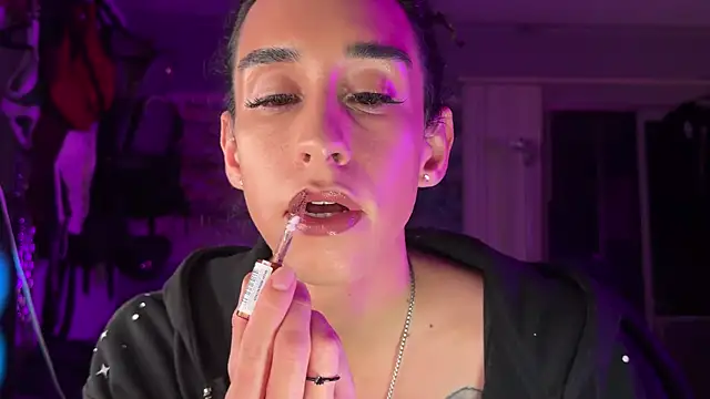 xoFrankie online show from December 2025 01:11:01 AM