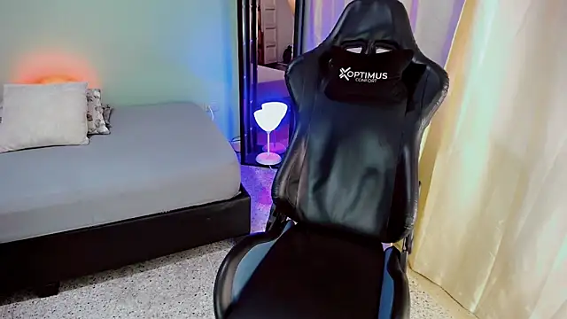 dilan hott  online show from October 2025 08:41:01 PM