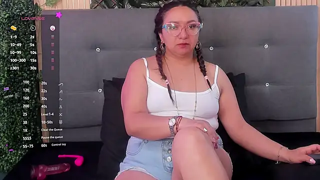 Snapshot of leyla_smithh chatting on September 2025 12:26:01 PM leyla smithh online show from September 2025 12:26:01 PM