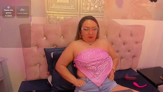 Snapshot of leyla_smithh chatting on September 2025 12:17:02 PM leyla smithh online show from September 2025 12:17:02 PM