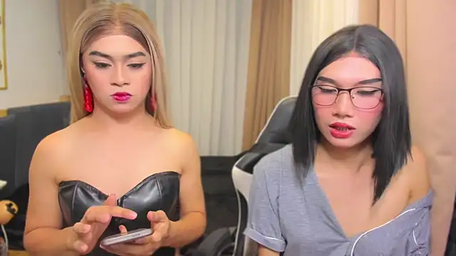 MaxCollins online show from December 2025 08:15:02 PM