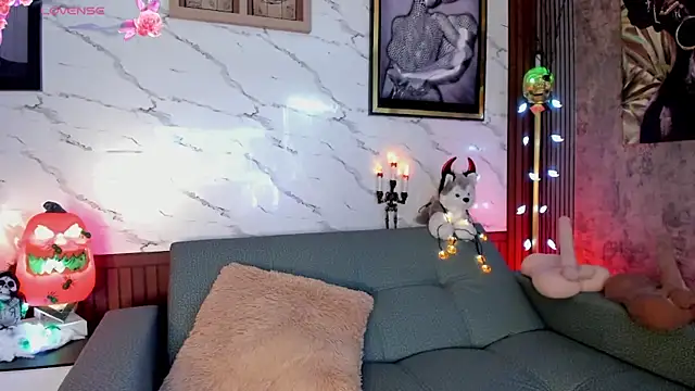 sarawolff online show from October 2025 02:23:02 AM