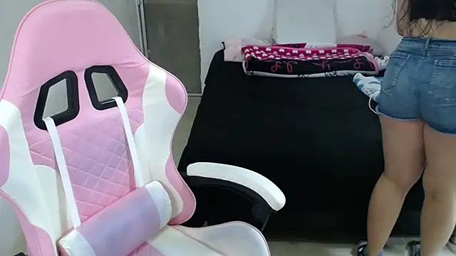 Snapshot of Amber09raiden chatting on October 2025 04:59:01 PM Amber09raiden online show from October 2025 04:59:01 PM