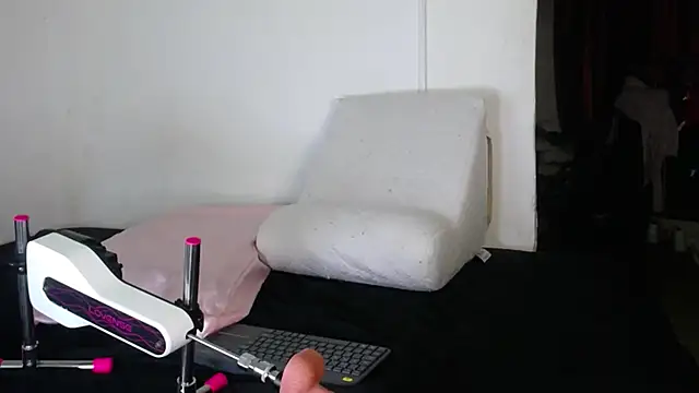 Snapshot of Amber09raiden chatting on October 2025 03:03:01 PM Amber09raiden online show from October 2025 03:03:01 PM