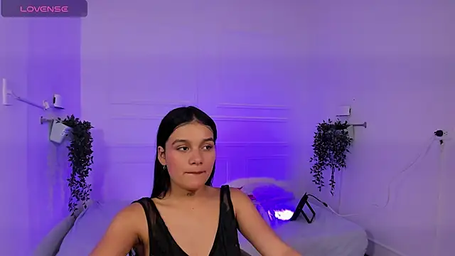 Snapshot of MiaLux5 chatting on November 2025 01:01:02 PM MiaLux5 online show from November 2025 01:01:02 PM