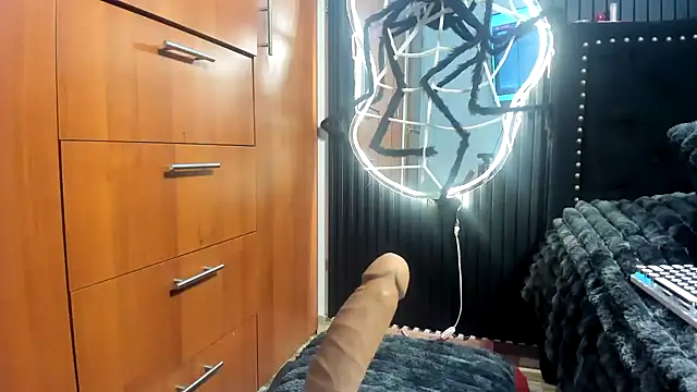 scarletr red online show from October 2025 01:11:01 AM