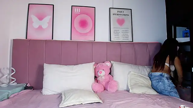 Naiaa Cruz online show from March 2026 08:02:02 PM