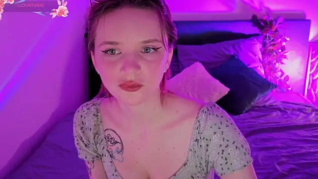 KiraMountrays online show from November 2025 10:21:02 PM