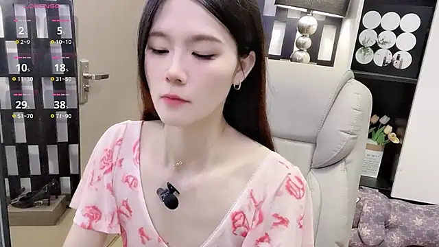 Yueyue-MM online show from December 2025 02:48:01 PM