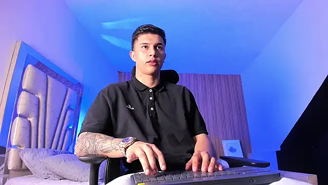 liaamsmiith  online show from October 2025 12:33:01 PM