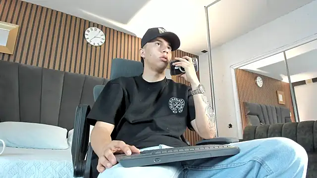 liaamsmiith  online show from October 2025 12:23:02 PM