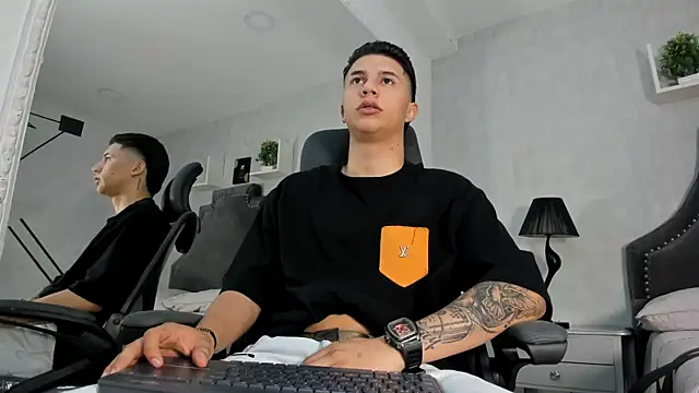 liaamsmiith  online show from October 2025 12:25:02 PM