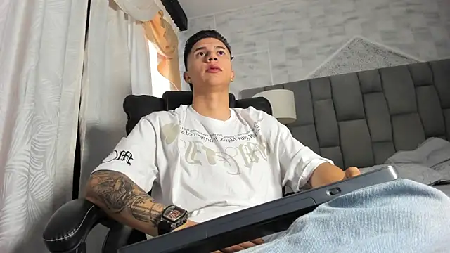 liaamsmiith  online show from October 2025 12:26:01 PM