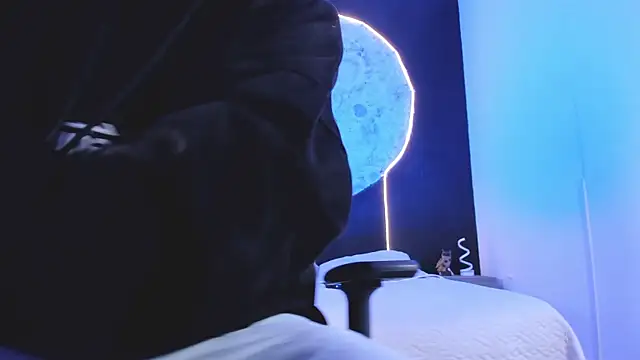 liaamsmiith  online show from November 2025 12:15:02 PM