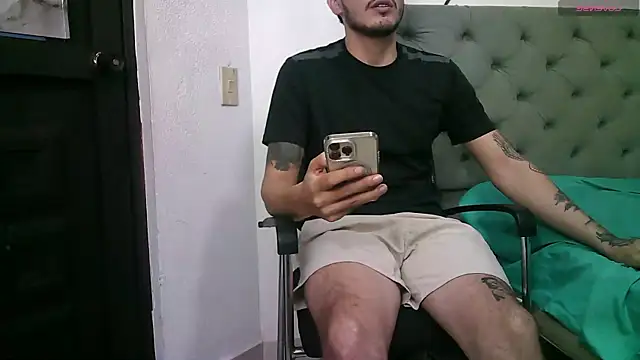 Snapshot of g0lden_boss chatting on October 2025 05:30:01 AM g0lden boss online show from October 2025 05:30:01 AM