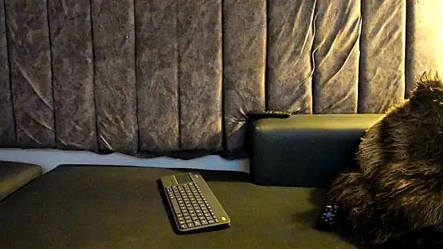 Snapshot of Rowan_Mills chatting on November 2025 08:30:02 PM Rowan Mills online show from November 2025 08:30:02 PM