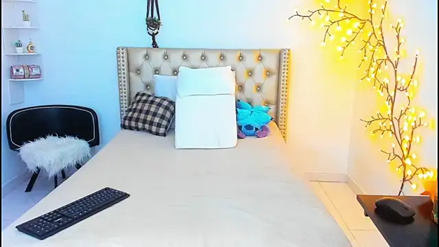 LenaStylesOA online show from October 2025 12:58:01 PM