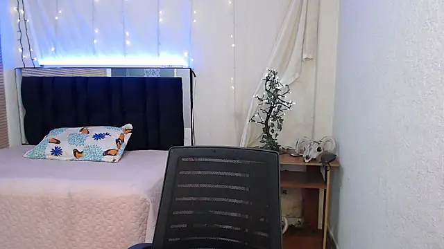 Snapshot of Dolly__moon chatting on September 2025 08:41:01 PM Dolly moon online show from September 2025 08:41:01 PM