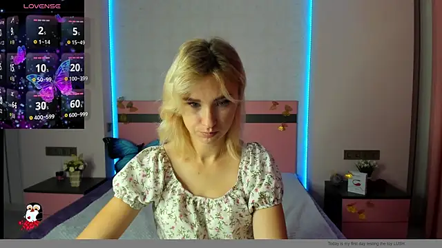 Snapshot of MeryMidnight chatting on September 2025 06:18:01 AM MeryMidnight online show from September 2025 06:18:01 AM