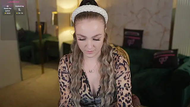 Ella 054 online show from October 2025 06:19:01 PM