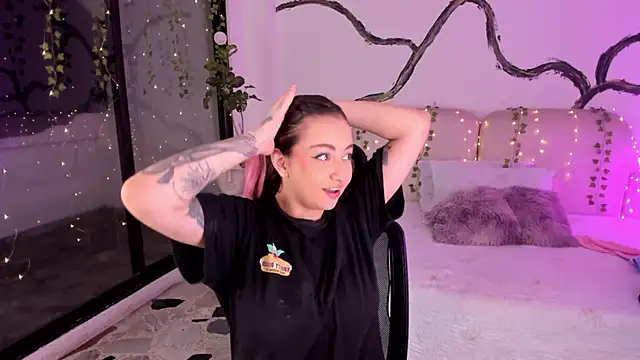 SarahCastro1  online show from November 2025 04:44:02 AM