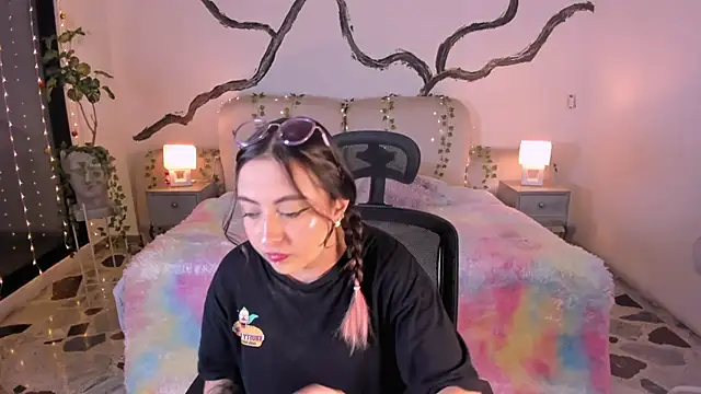 SarahCastro1  online show from November 2025 04:34:02 AM