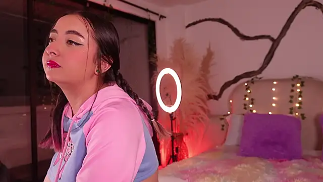 SarahCastro1  online show from December 2025 05:13:01 AM