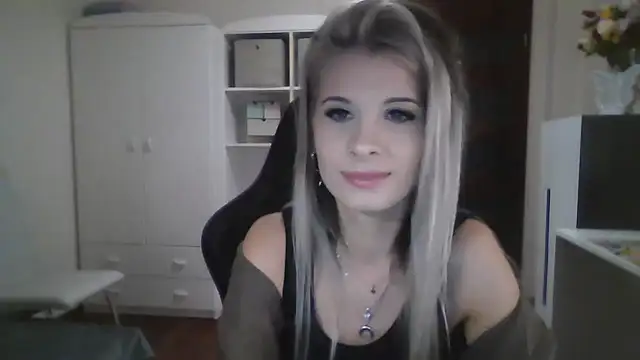 Snapshot of KristineGlow chatting on September 2025 02:00:02 PM KristineGlow online show from September 2025 02:00:02 PM