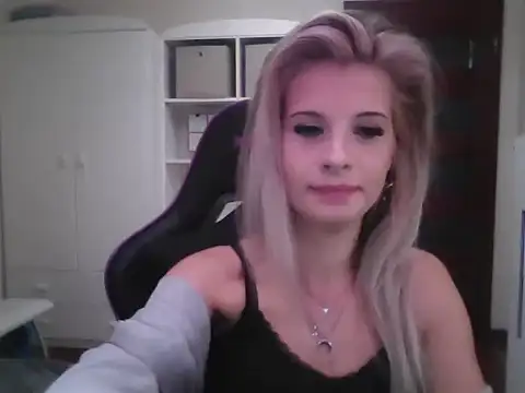 Snapshot of KristineGlow chatting on October 2025 02:23:02 PM KristineGlow online show from October 2025 02:23:02 PM